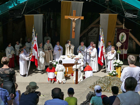 Festgottesdienst zum 1.000 Todestag des Heiligen Heimerads auf dem Hasunger Berg (Foto: Karl-Franz Thiede)